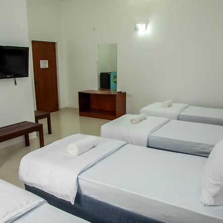 Funk Bunks - By The Lake Kandy Exteriör bild