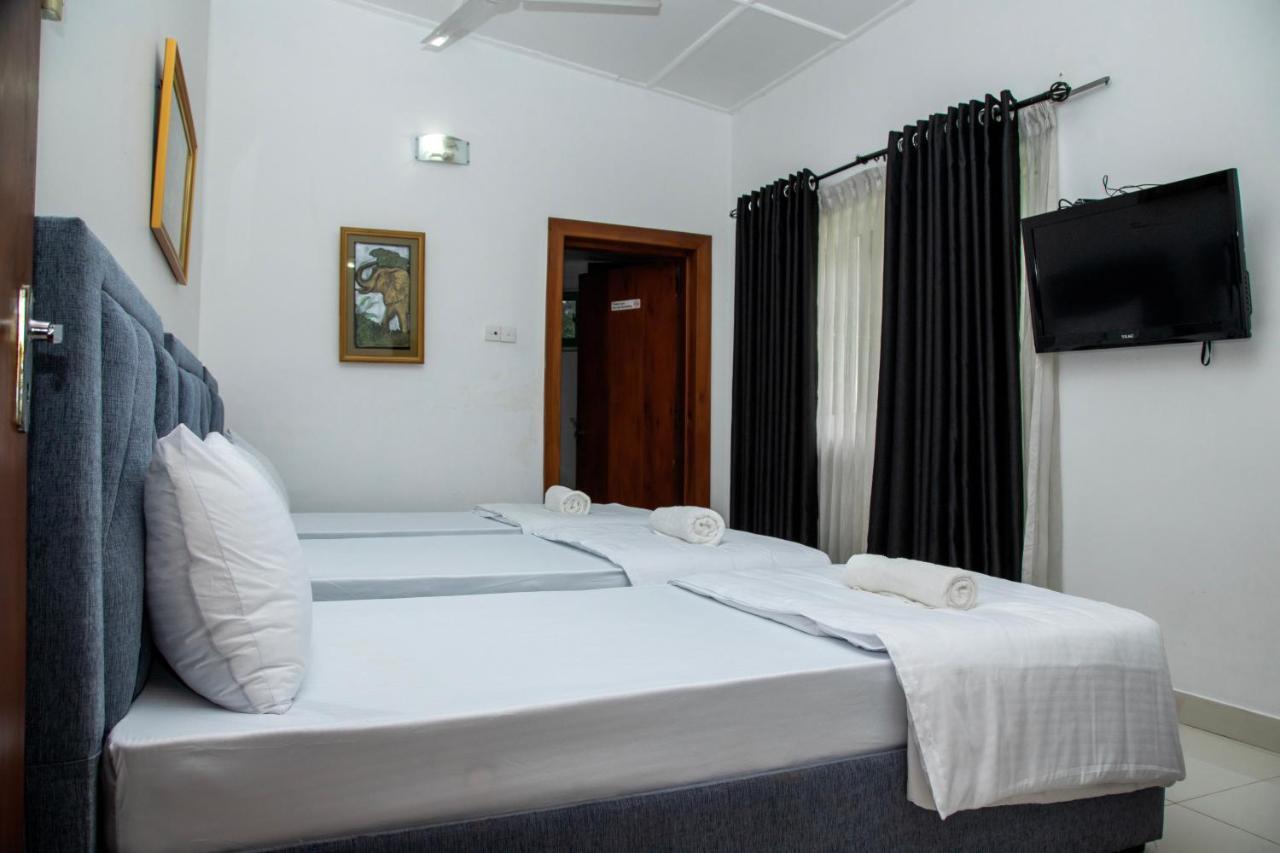 Funk Bunks - By The Lake Kandy Exteriör bild