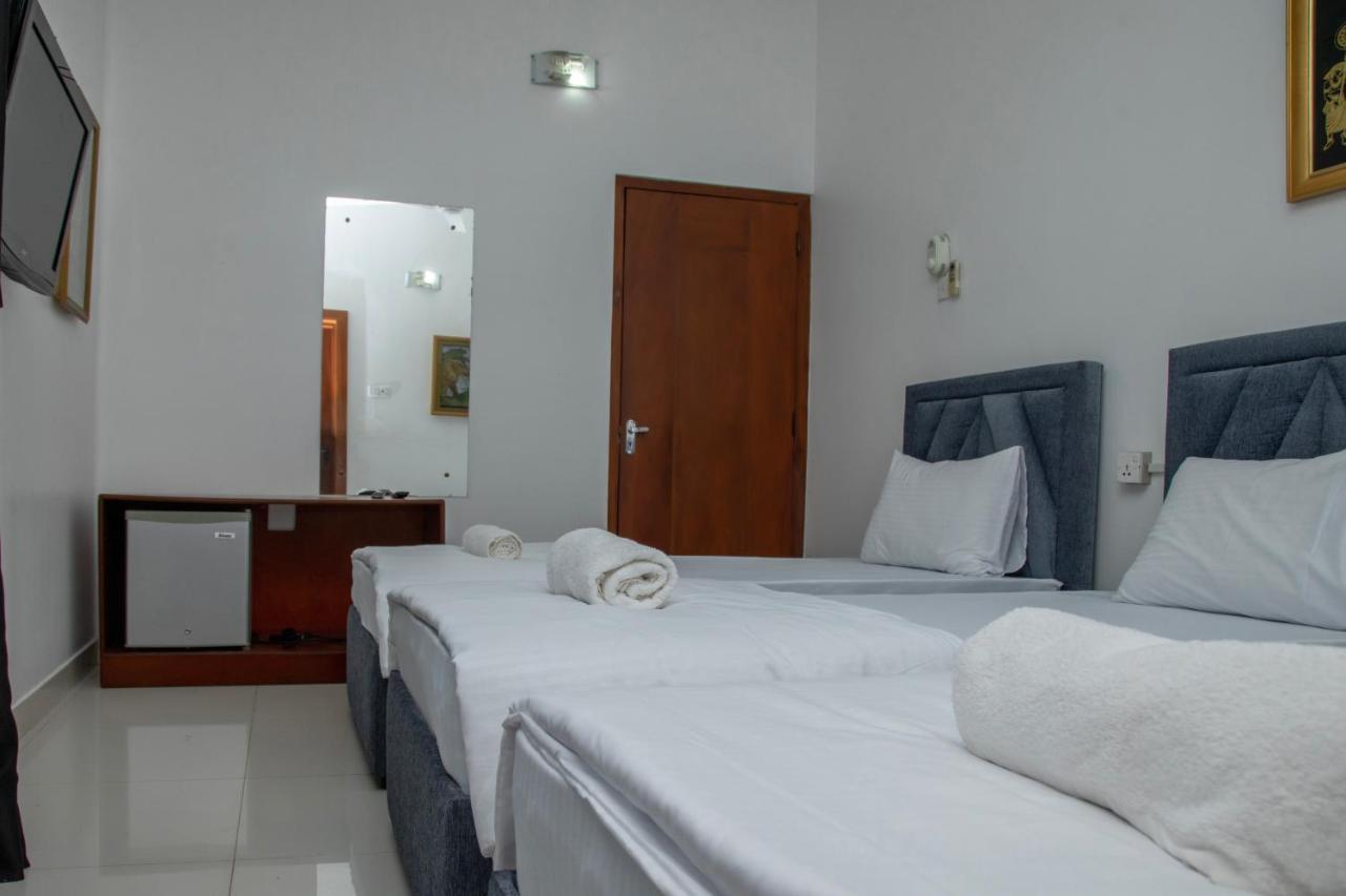 Funk Bunks - By The Lake Kandy Exteriör bild