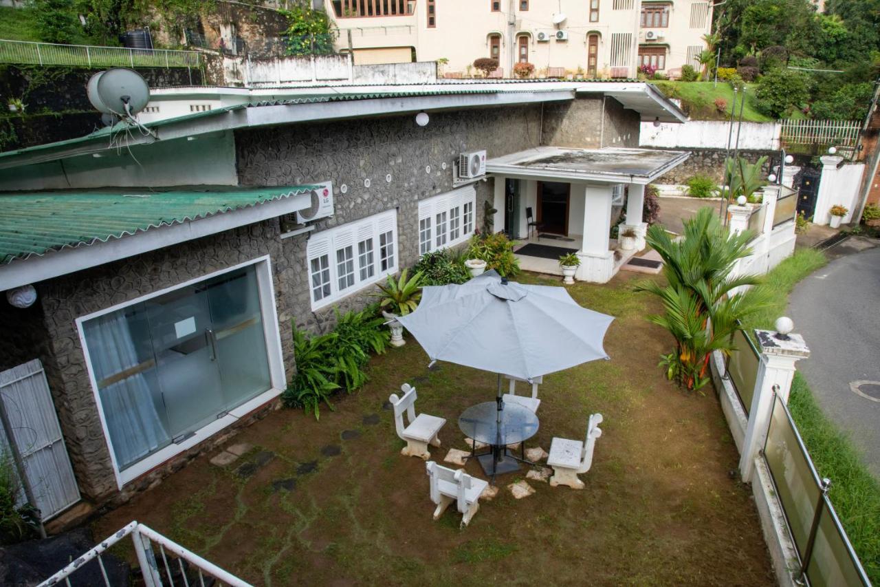 Funk Bunks - By The Lake Kandy Exteriör bild