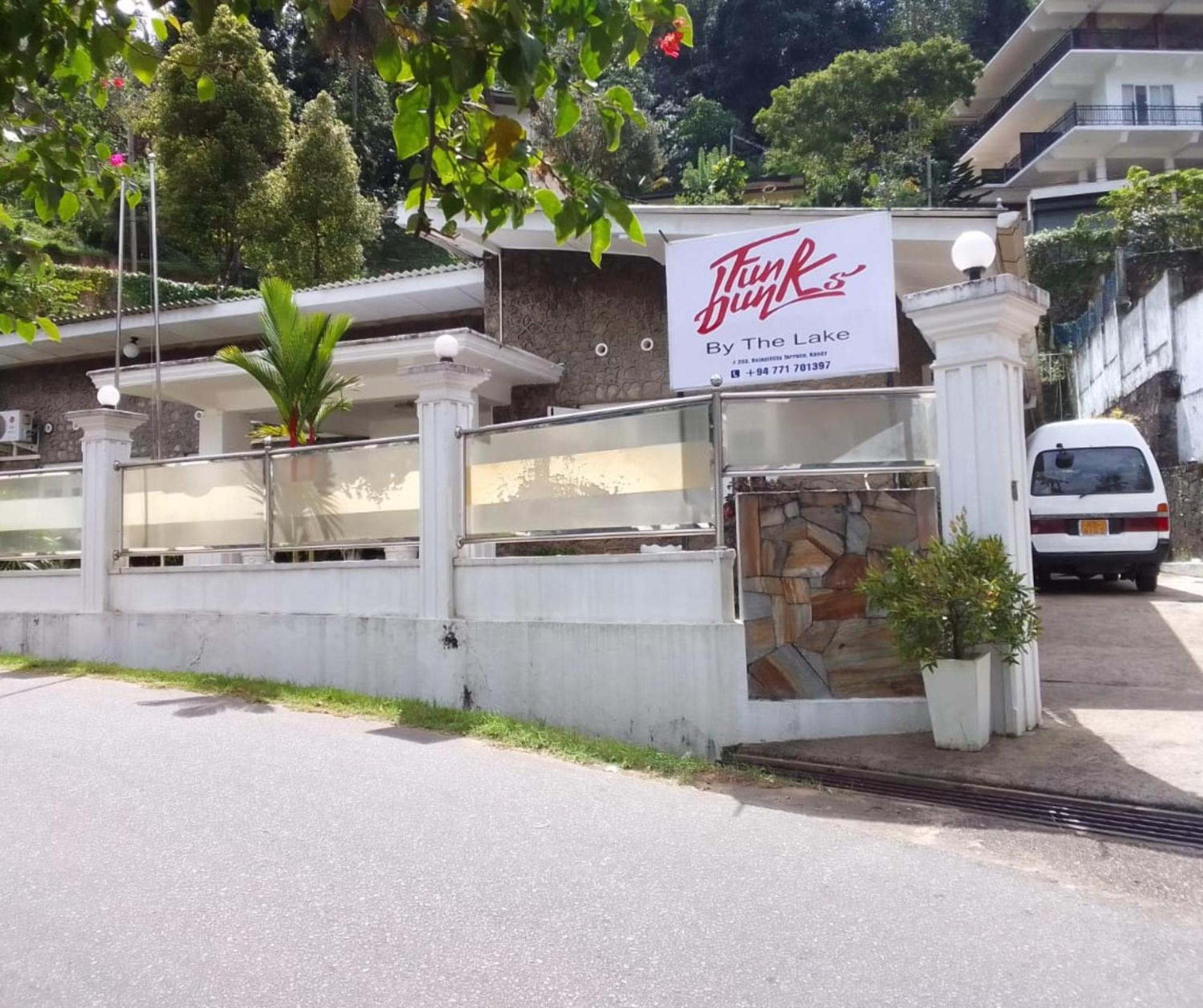 Funk Bunks - By The Lake Kandy Exteriör bild