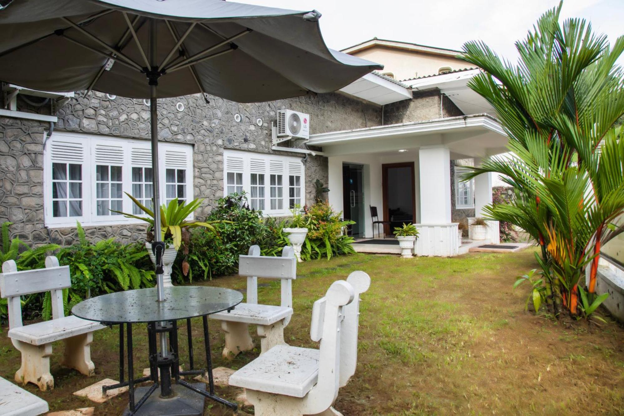 Funk Bunks - By The Lake Kandy Exteriör bild