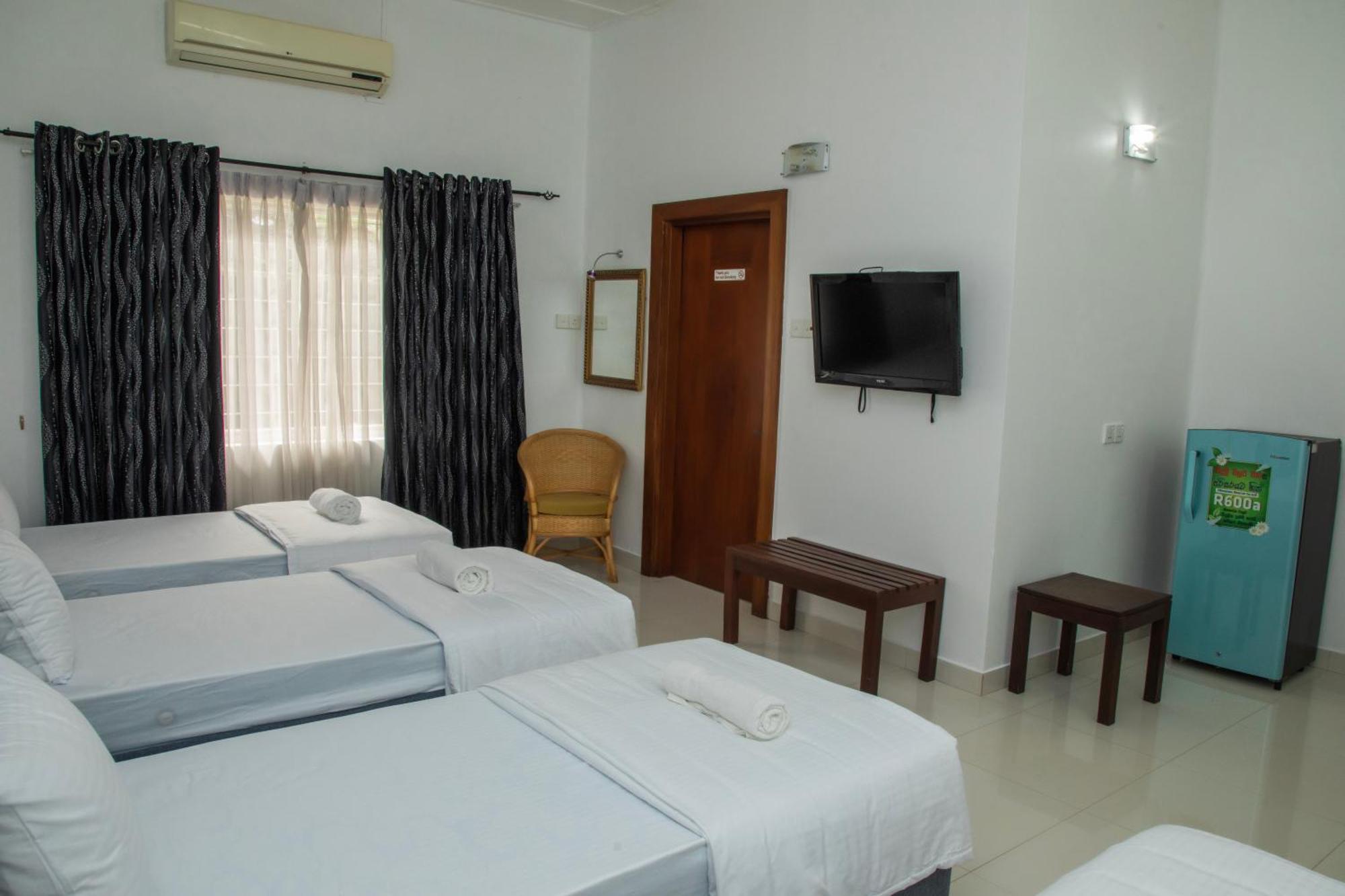 Funk Bunks - By The Lake Kandy Exteriör bild