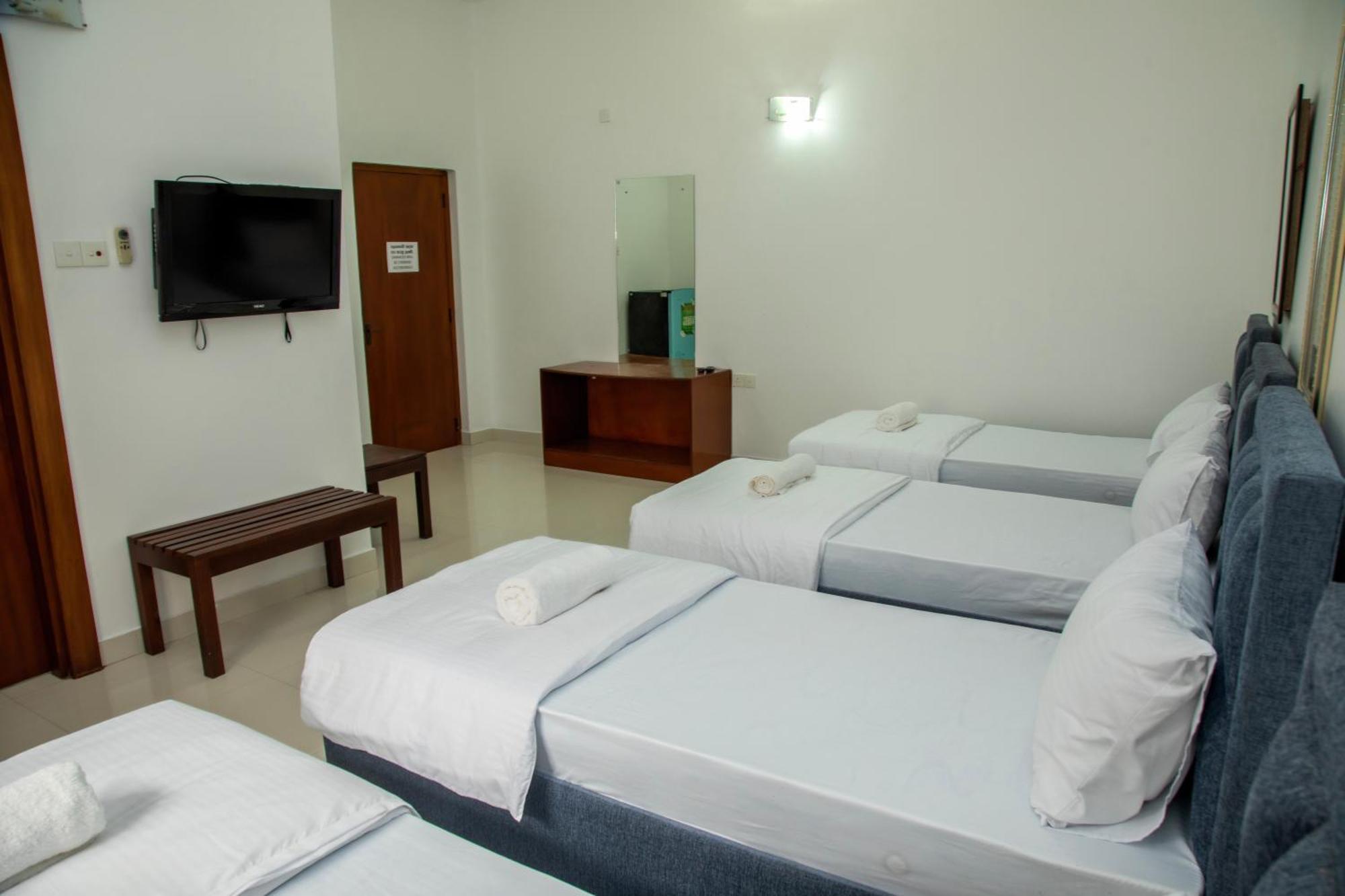 Funk Bunks - By The Lake Kandy Exteriör bild